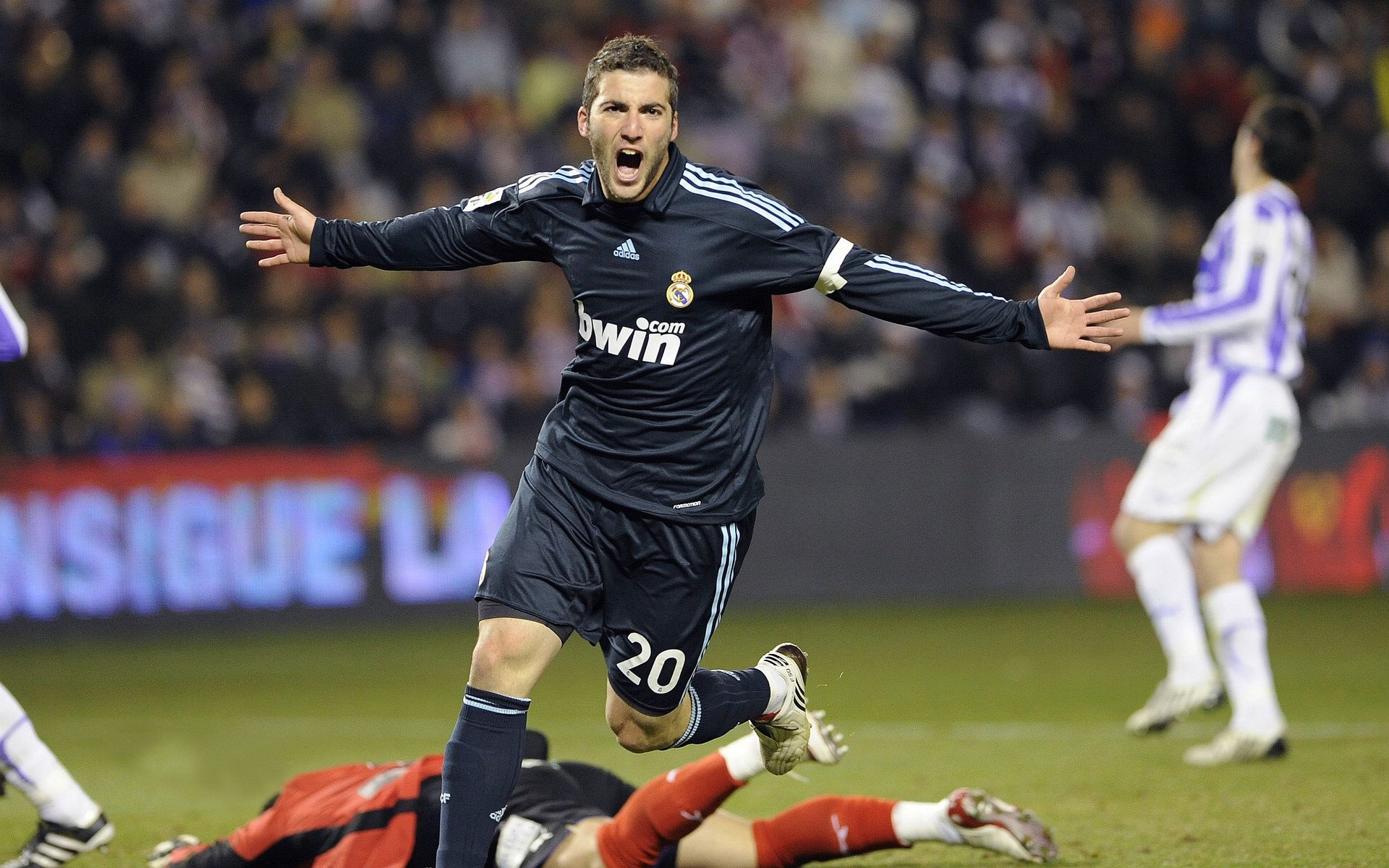 湖人防守锁死篮网，锡安成为关键先生